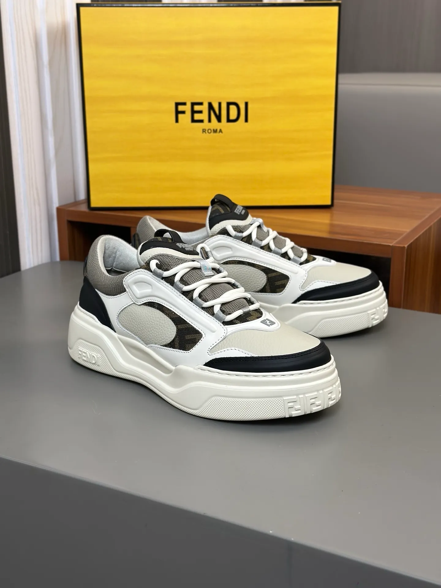 [FENDI] Fendi men's shoes 💰780💰 - High-end quality original casual sports shoes - Upper: Nappa calfskin, pebbled calfskin, tongue and heel; injection molded brand logo plastic module - Lining: brand canvas - Outsole: ultra-light T men's shoes 💰R foam rubber; molded outsole - Super high quality control, fine workmanship: highlighted (high-end, luxury, grade) -Size :39-44 (38, 45, can be customized)